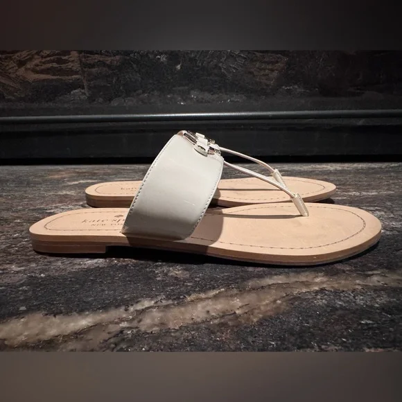 🚨SOLD🚨  KATE SPADE NEW YORK Cassia NEW White Patent Thong Flats Sandals Size 8.5 - Picture 10 of 16